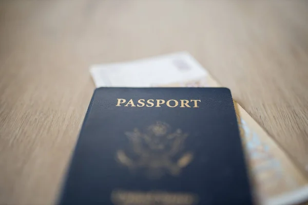 Pasaporte de los Estados Unidos de América con un billete de 100 Dirhams marroquíes dentro — Foto de Stock