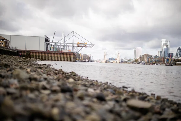 Landscape View of a Cityscape from the Rocky Ground Alongside the River Thames — Stock Photo, Image