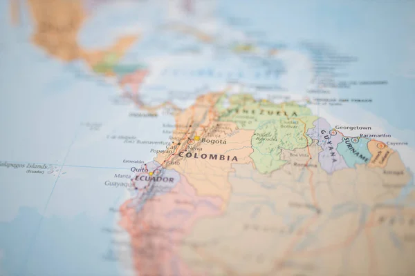 El país de Colombia en un colorido y borroso mapa de Sudamérica — Foto de Stock