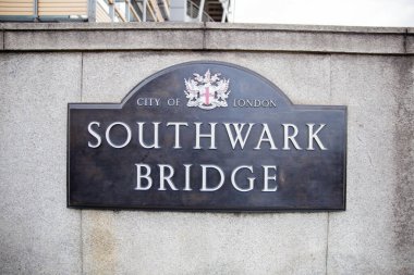 Kahverengi Southwark Köprüsü Plaketi. Londra Arma Paltosu ile birlikte.