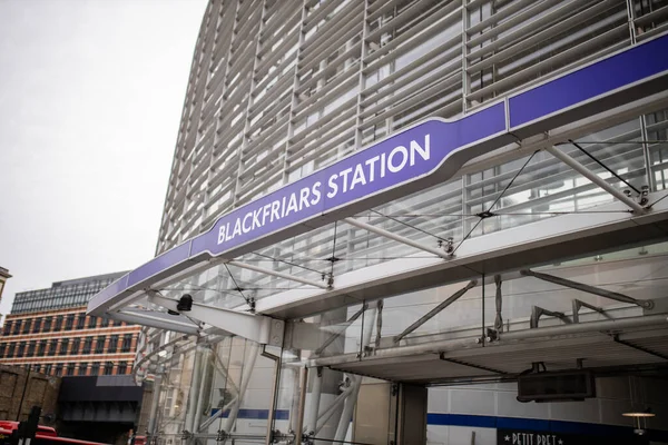 A entrada da Estação Blackfriars em um edifício coberto com barras cinza — Fotografia de Stock