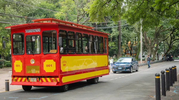 Czerwony i żółty wózek na ulicach Coyoacan — Zdjęcie stockowe
