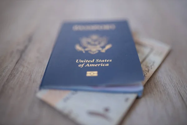 Pasaporte de los Estados Unidos de América con una cuenta de diez riales saudíes dentro — Foto de Stock
