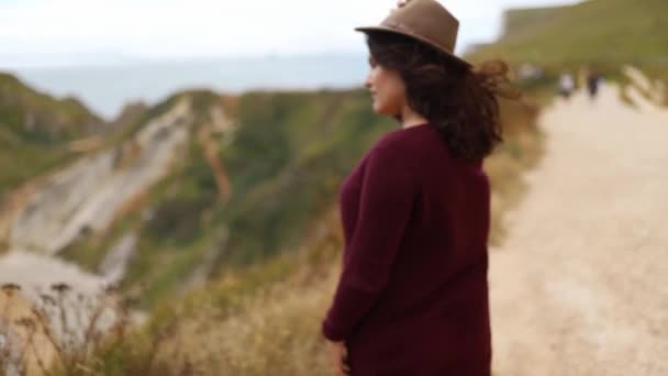 Woman Enjoying the View of the Jurassic Coast During a Windy Day — Vídeo de Stock