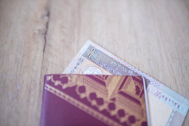 İsveç pasaportunun içinde kısmen Kuveyt Çeyrek Dinar Tasarısı