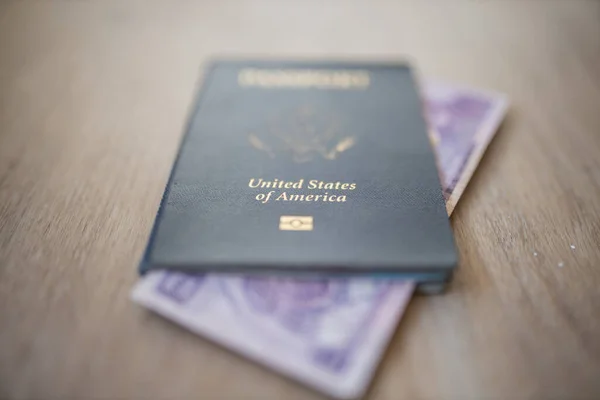 Amerikas förenta stater Pass med två honduranska Lempiras Bill Inside it — Stockfoto