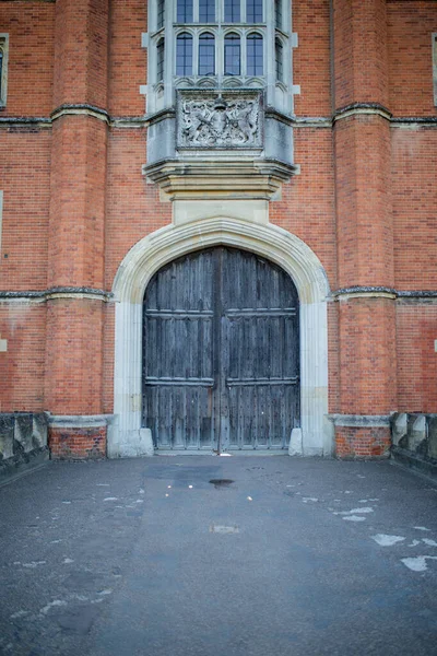 Majestätiska träentrén till Hampton Court Palace — Stockfoto