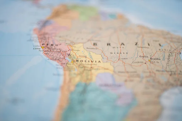 El país de Bolivia en un colorido y borroso mapa de Sudamérica — Foto de Stock