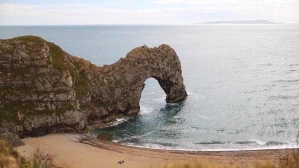 Astonishing View of The Durdle Door on a Cloudy and Windy Day — ストック動画