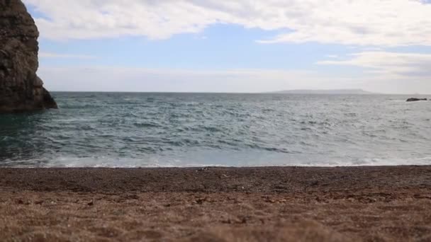 Astonishing View of the Ocean Hitting the Sand at the Jurassic Coast — ストック動画