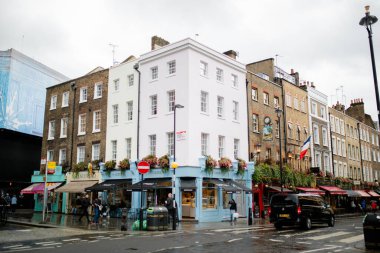 Londra 'nın bir sokak köşesinden Beyaz ve Kırmızı tuğlalı binalar