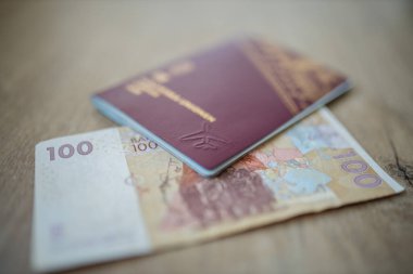 Bir İsveç Pasaportunun İçinde 100 Fas Dirhem Tasarısı
