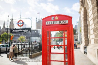 Arkaplanda Yeraltı Girişli İngiliz Telefon Kabini