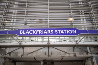 Blackfriars İstasyonu 'nun girişi gri parmaklıklarla kaplı.