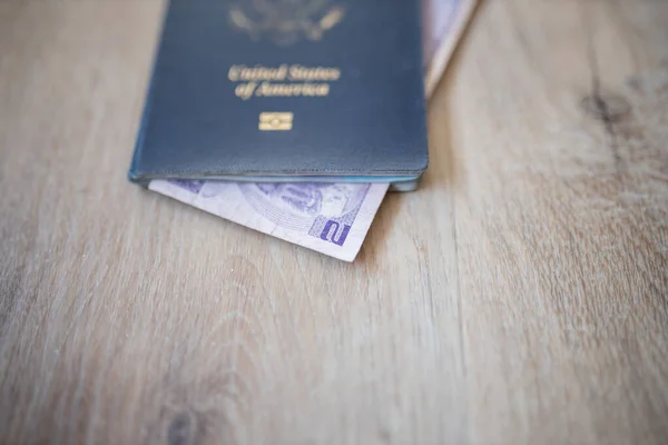 Паспорт Соединенных Штатов Америки с двумя гондурасскими Лемпирас Билл внутри — стоковое фото