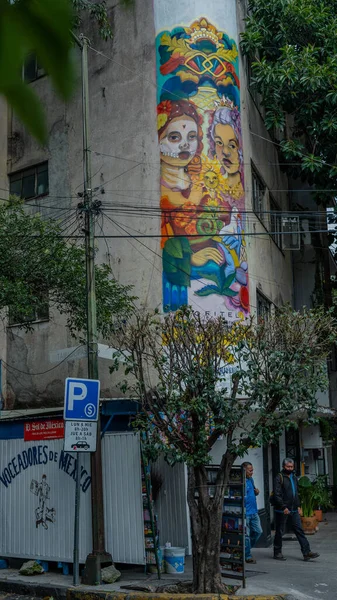 Mural colorido pintado no canto de um edifício na Cidade do México — Fotografia de Stock