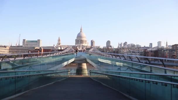 The Millennium Bridge Ramp with the Saint Paul Cathedral as Background — Stok video