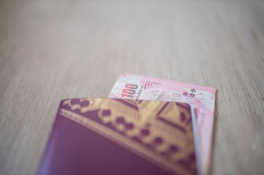 Yüz Tayland Baht Tasarısı Bir İsveç Pasaportunun İçinde