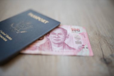 100 Tayland Baht Tasarısı Kısmen Amerika Birleşik Devletleri Pasaportu İçinde