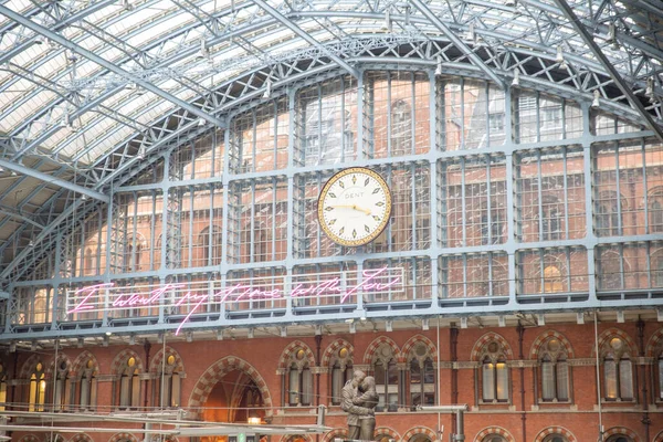 O relógio na estrutura de metal cinza dentro da estação ferroviária de St Pancras — Fotografia de Stock