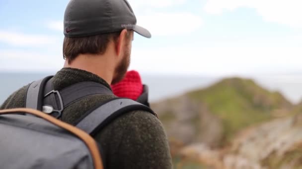 Mannen med sitt barn njuter av utsikten över Jurassiska kusten — Stockvideo