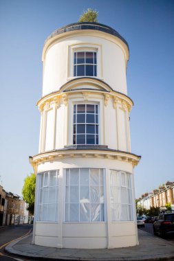 Mavi Gök Altında Bir Sokak Köşesinde Açık Sarı Bir Binanın Portresi