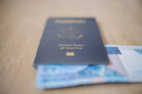 Pasaporte de los Estados Unidos de América con una factura de cincuenta mil rupias dentro — Foto de Stock