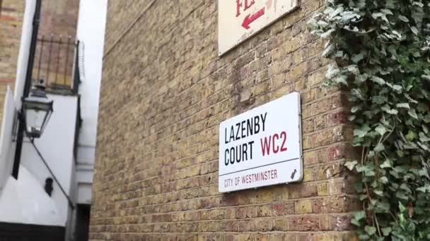 Μια διεύθυνση Lazenby Court Sign on a Red Bricks Wall — Αρχείο Βίντεο