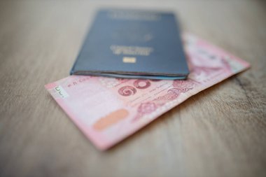 100 Tayland Baht Tasarısı Kısmen Amerika Birleşik Devletleri Pasaportu İçinde