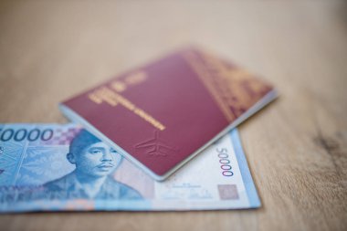 İsveç pasaportunun içinde kısmen 50 bin rupi var.
