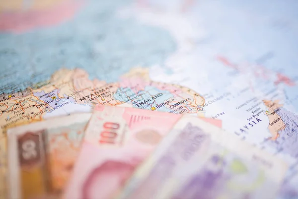 50 kyat bill, 100 baht bill, y 100 riels bill en un mapa del sudeste asiático — Foto de Stock
