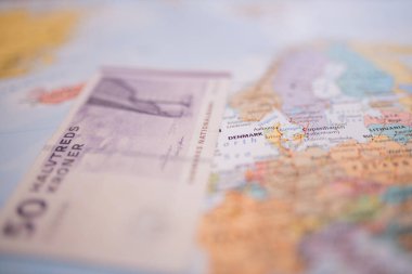 Avrupa 'nın renkli ve bulanık haritasında Danimarka' nın yanında 50 Danimarka kron faturası