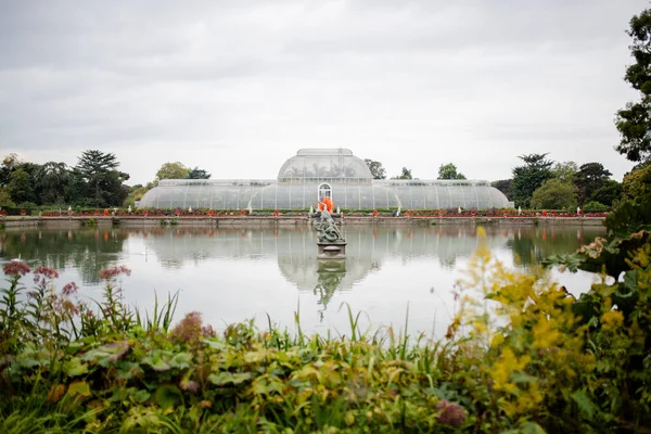 Orto Botanico dall'altra parte del lago e circondato dalla natura — Foto Stock