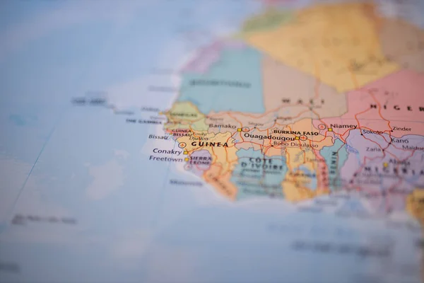 Guinea su una mappa colorata e sfocata dell'Africa occidentale con i suoi principali itinerari in rosso — Foto Stock