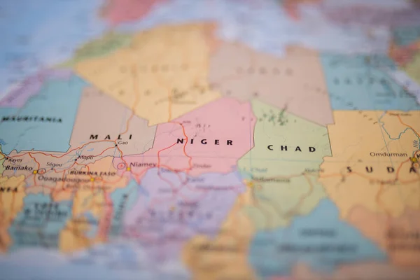 Níger en un mapa colorido y borroso de África con sus principales rutas en rojo — Foto de Stock