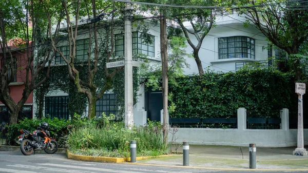 White House on the Coyoacan Neigbourhood with a Motorcycle Parked Outside — Fotografia de Stock