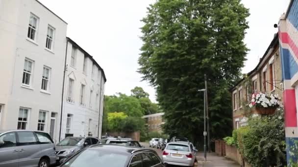 Barrio británico con una casa pintada como la bandera británica — Vídeos de Stock