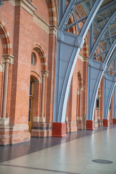 Porträtansicht der Mauern und Metallbögen des Bahnhofs von St. Pancras — Stockfoto