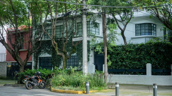 White House on the Coyoacan Neigbourhood with a Motorcycle Parked Outside — Photo