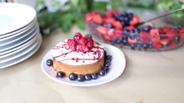 Raspberry and Blue Berry Cake with More Berries on a Glass Container — Wideo stockowe