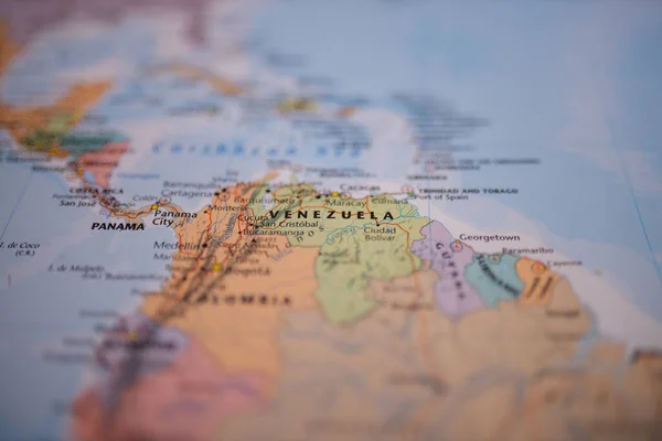 Venezuela en un colorido mapa de Sudamérica con sus principales rutas en rojo — Foto de Stock