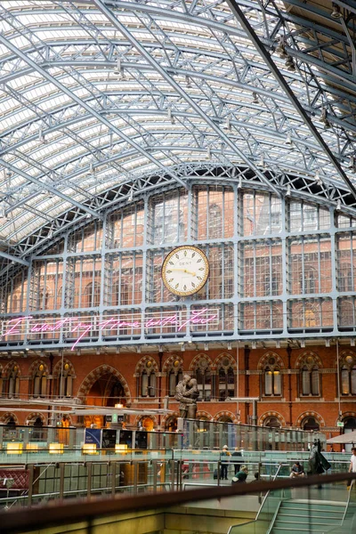 O relógio na estrutura de metal cinza dentro da estação ferroviária de St Pancras — Fotografia de Stock