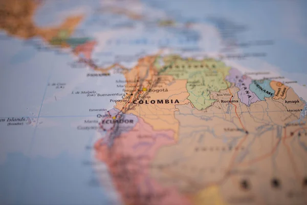 Colombia su una mappa colorata del Sud America con i suoi principali itinerari in rosso — Foto Stock