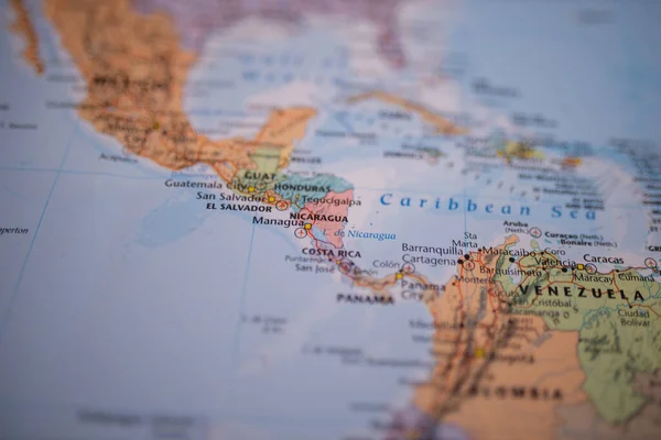 Nicaragua en un colorido mapa de Centroamérica con sus principales rutas en rojo — Foto de Stock