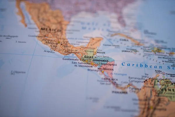 Guatemala en un colorido mapa de Centroamérica con sus principales rutas en rojo — Foto de Stock