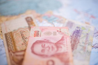 50 kyat fatura, 100 baht fatura ve Güneydoğu Asya haritasında 100 riel fatura.