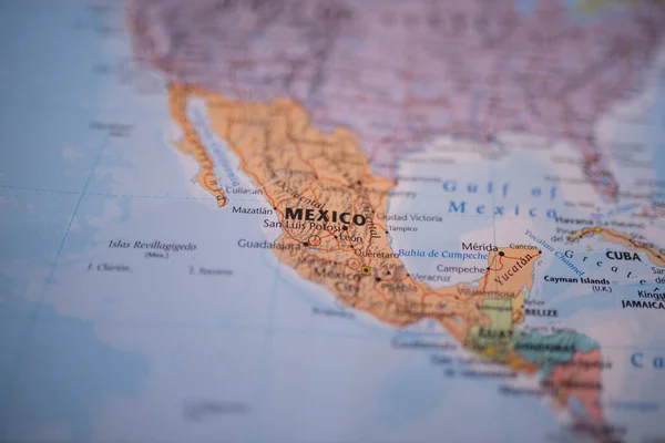 México en un mapa colorido y borroso con sus principales rutas en rojo — Foto de Stock