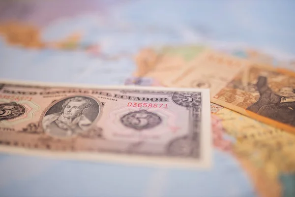 Fünf Sucres-Scheine und 1000 kolumbianische Pesos auf einer Karte von Südamerika — Stockfoto