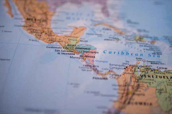 Nicaragua su una mappa colorata dell'America Centrale con i suoi principali itinerari in rosso — Foto Stock