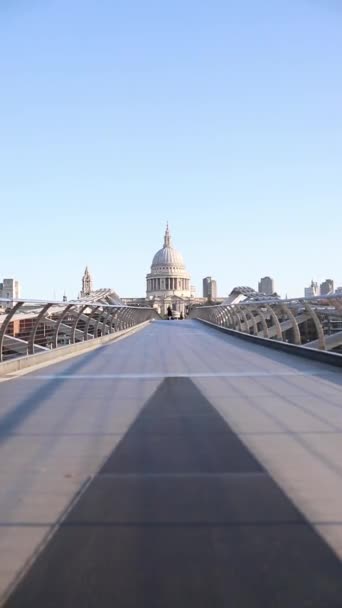 Вид с моста Тысячелетия на собор Святого Павла в центре — стоковое видео